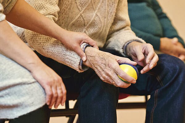 Alzheimerova choroba netrápí pouze osoby seniorského věku