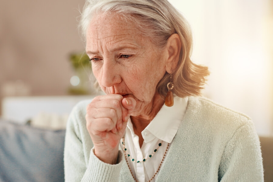 Starší žena s kašlem jako projev oslabené imunity – nedostatek zinku projevy a význam zinku pro imunitu u seniorů