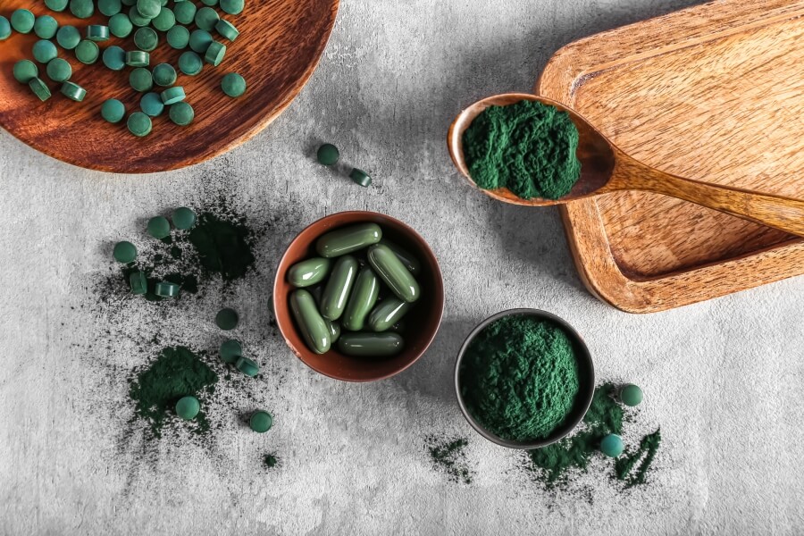 Chlorella a spirulina v kapslích a prášku – složení chlorelly, dávkování a možné nežádoucí účinky