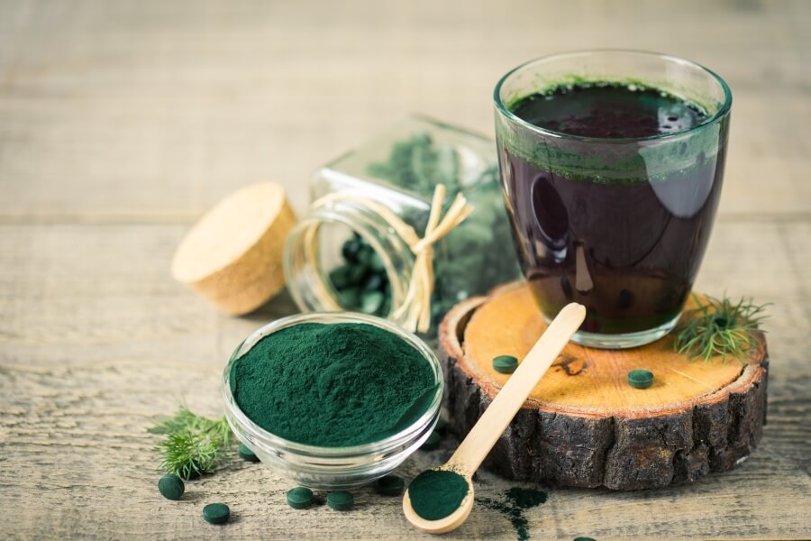 Spirulina a chlorella v prášku a tabletách – dávkování spiruliny a chlorelly a různé formy užívání