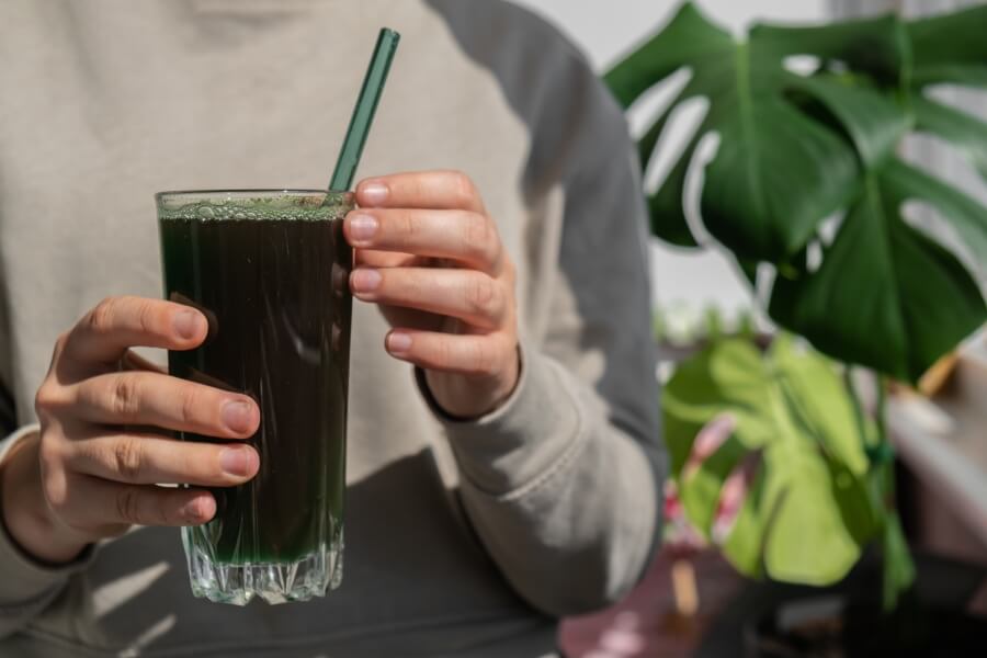 Pití zeleného nápoje ze spiruliny nebo chlorelly jako jednoduchý způsob jak užívat chlorellu a spirulinu