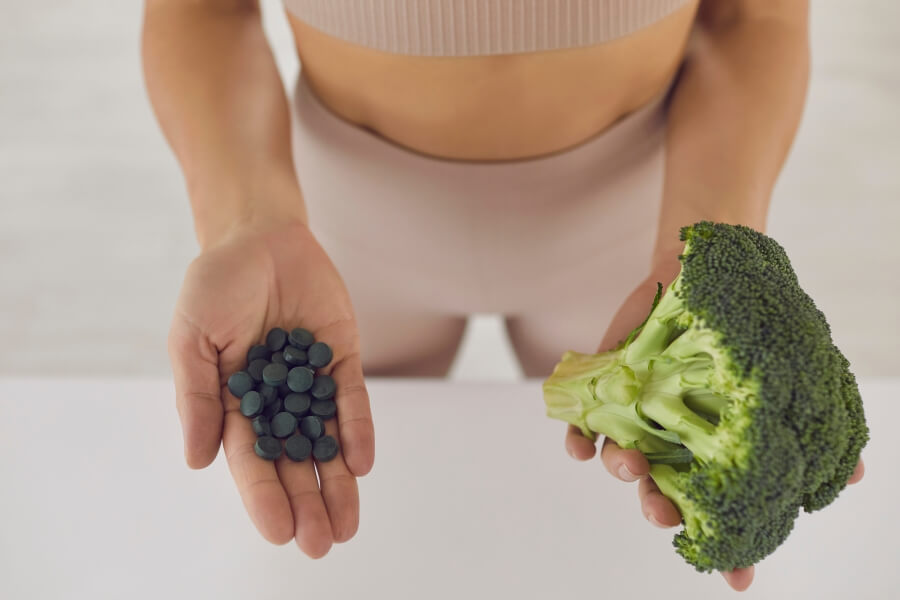 Volba mezi přírodní stravou a doplňky – chlorella nebo spirulina a jejich účinky ve srovnání s běžnou stravou