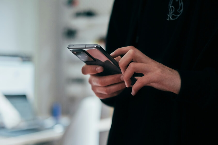Člověk se objednává k praktickému lékaři přes mobilní aplikaci