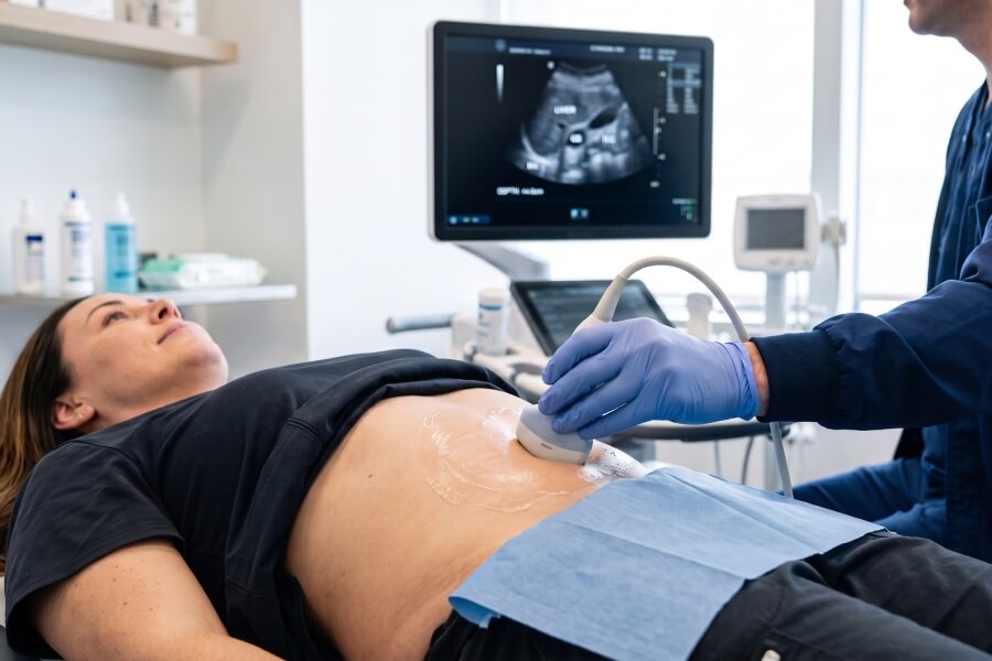 Ultrazvukové vyšetření břicha ukazuje, jak poznat žlučníkové kameny a nasadit vhodnou léčbu