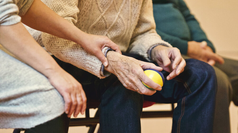 Alzheimerova choroba netrápí pouze osoby seniorského věku